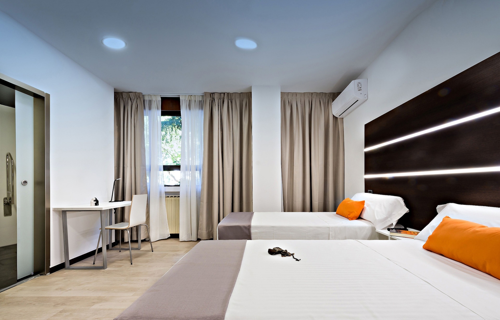 ROOM, DOUBLE BED