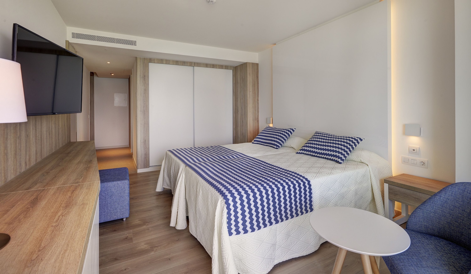 Room, Single, 3 Beds, Pool View, Balcony