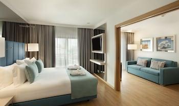 Master, Suite, Partial Sea View, Terrace