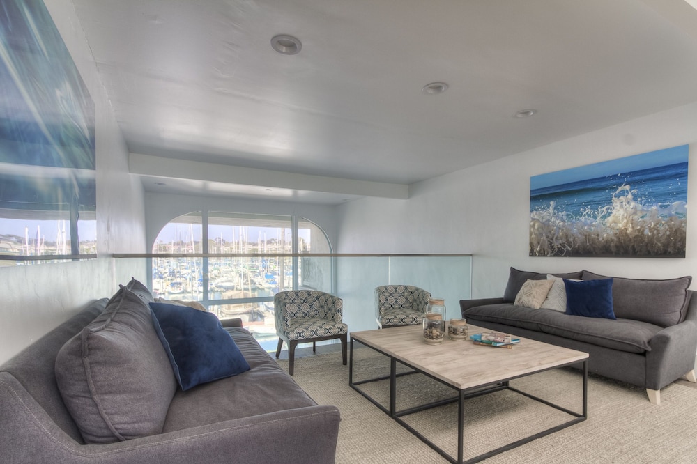 Oceanside Marina Suites 18/43