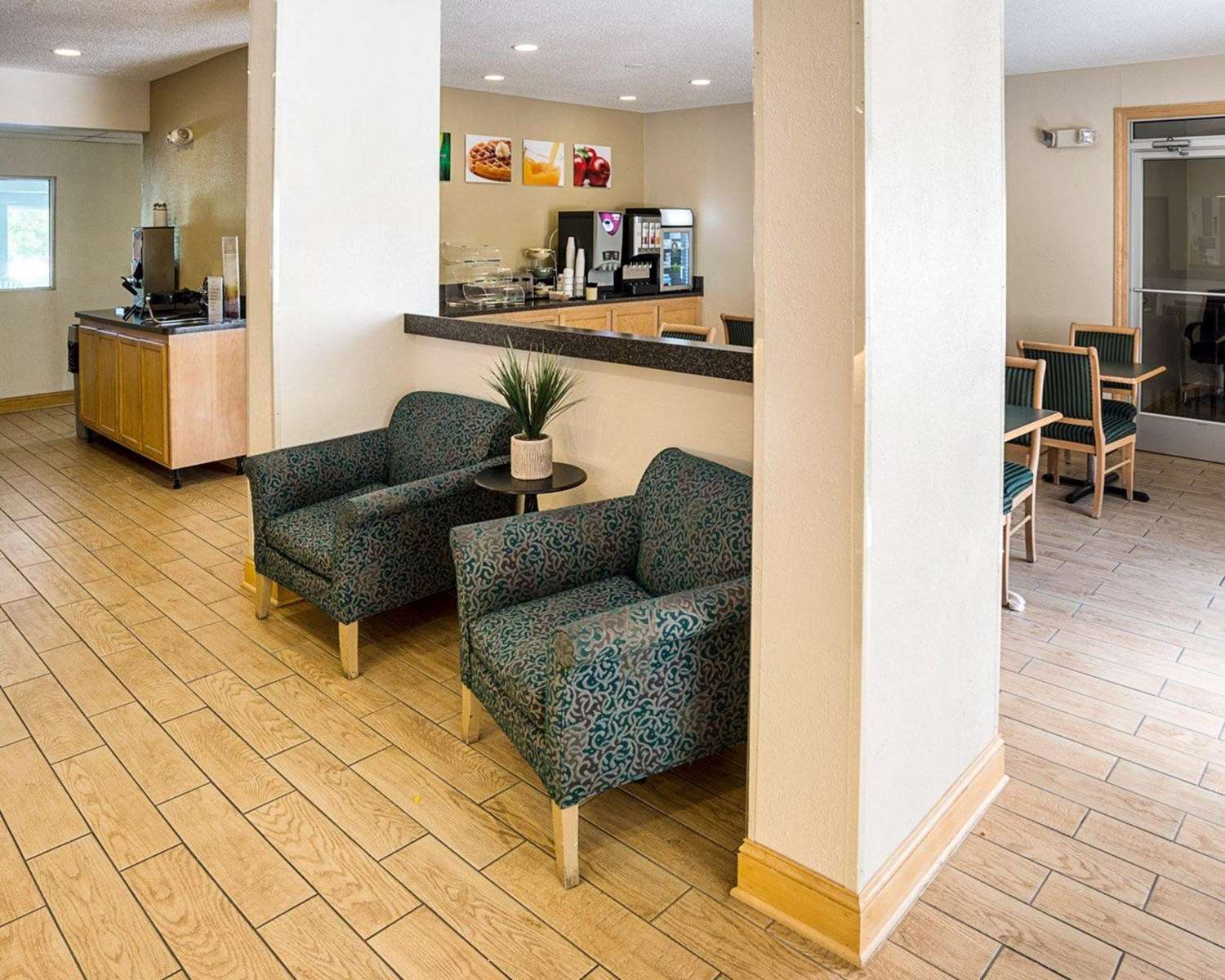 Quality Inn Near Northtown Mall & National Sports Center 18/23