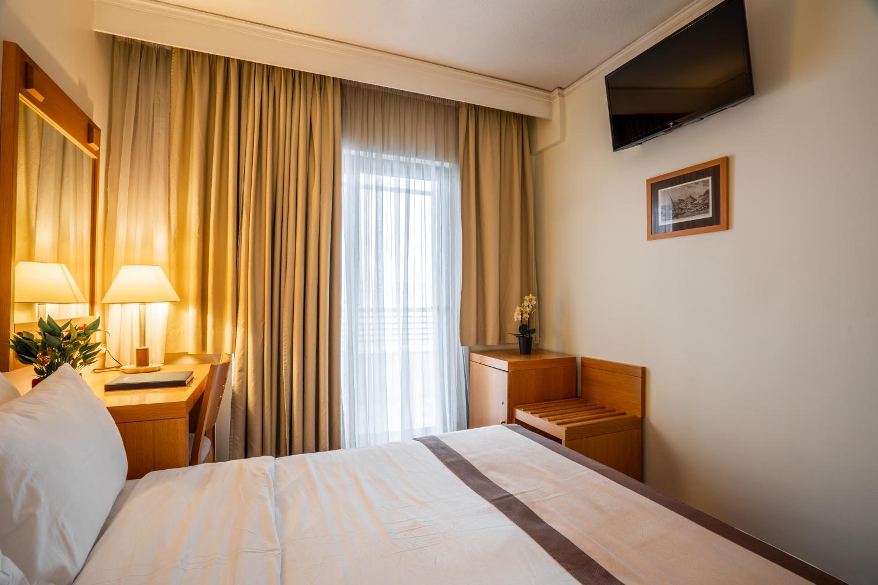 ROOM, DOUBLE OR TWIN BED