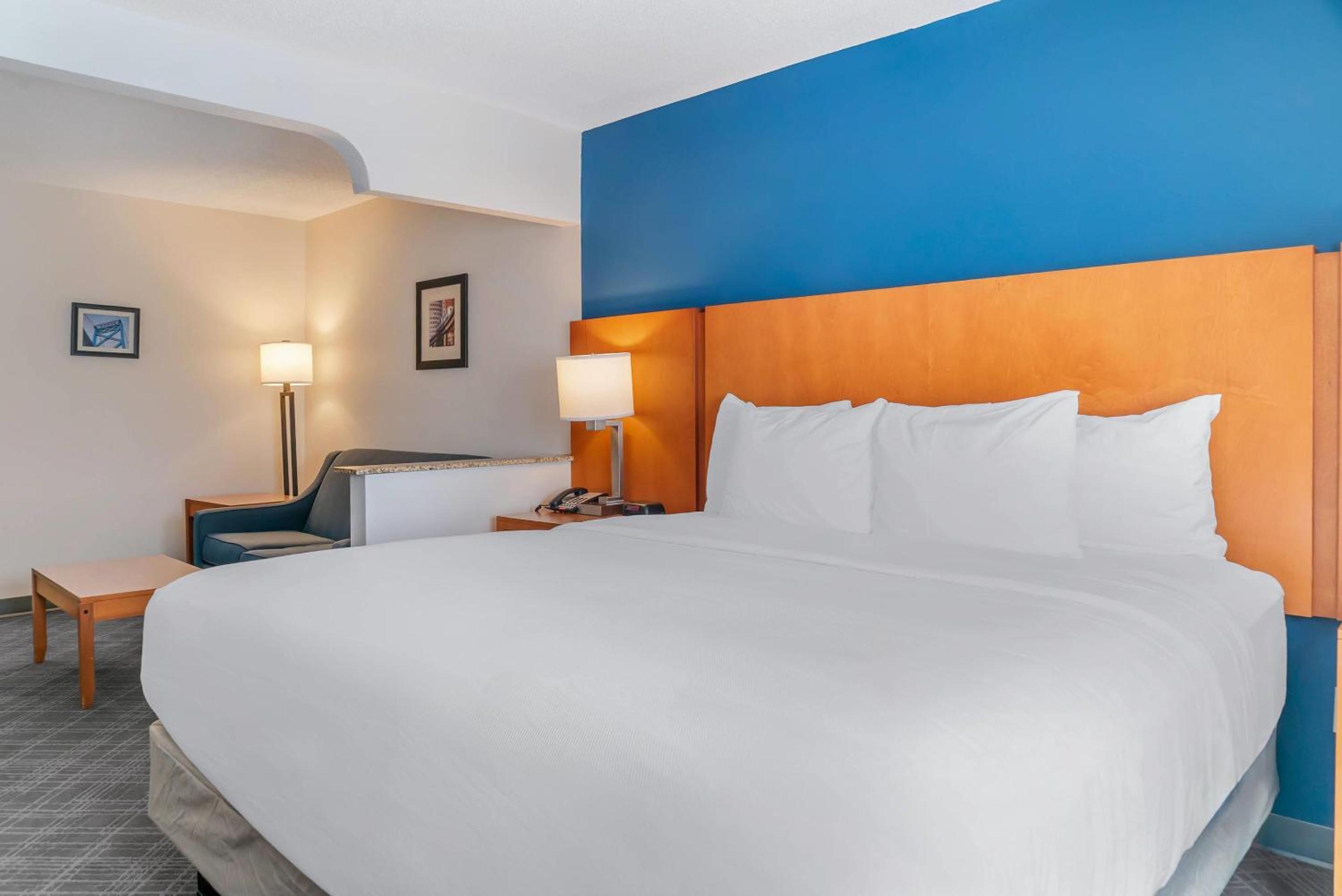 Efficiency, Suite, King Bed, Sofa