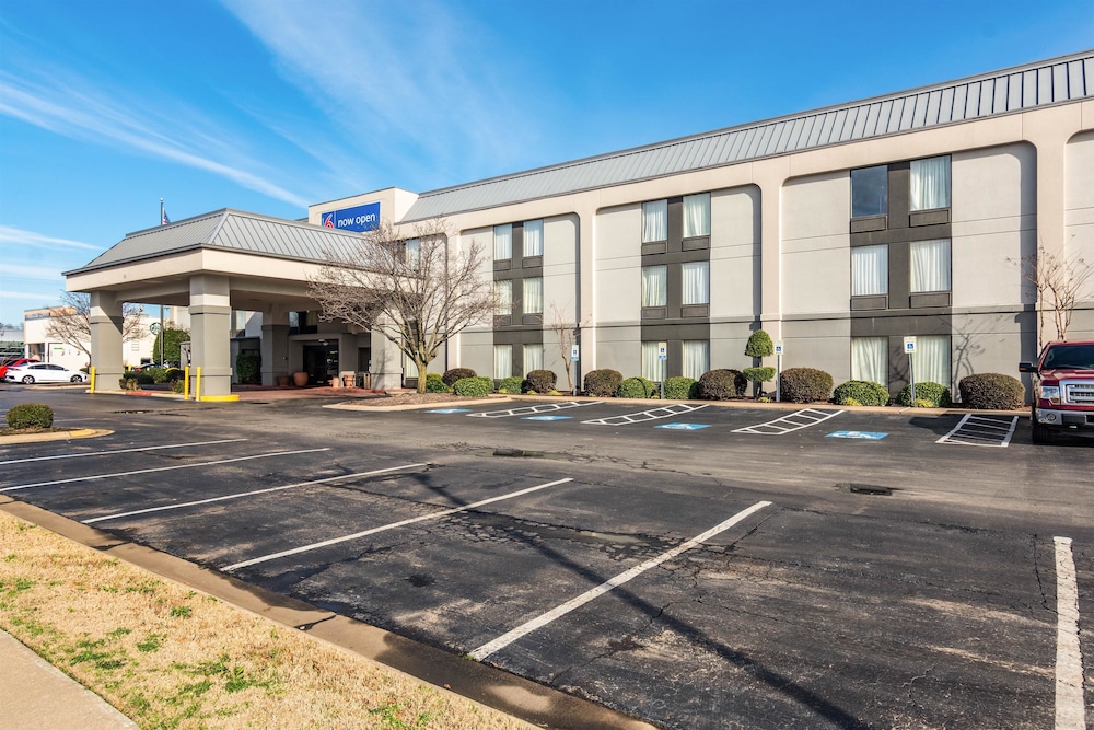 Wingate by Wyndham Conway, AR 46/52