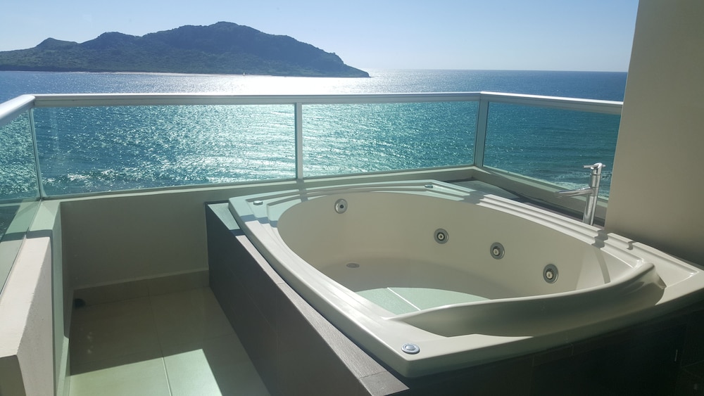 Suites Las Flores Beach Mazatlan 50/50