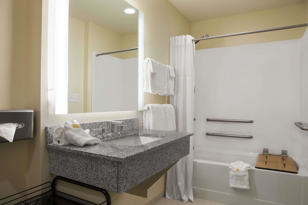 Days Inn And Suites Belmont 9/30