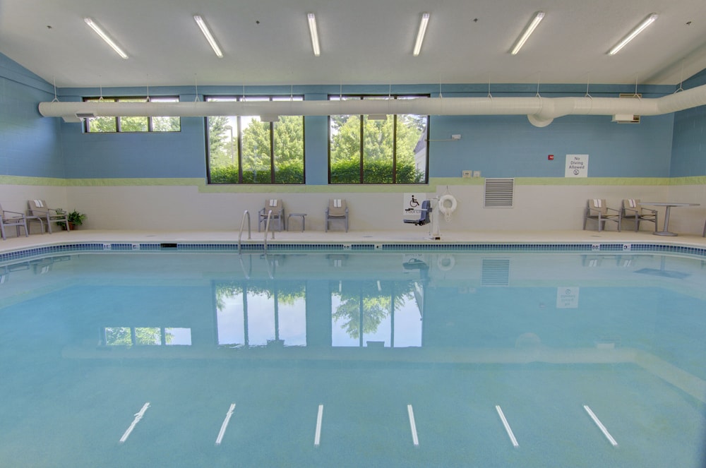 Holiday Inn Express Suites Blackburg University Area 3/74