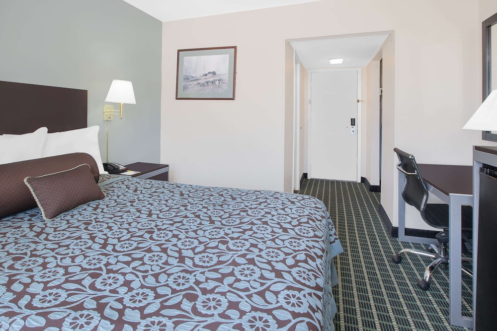 Days Inn by Wyndham Market Center Dallas Love Field 4/27