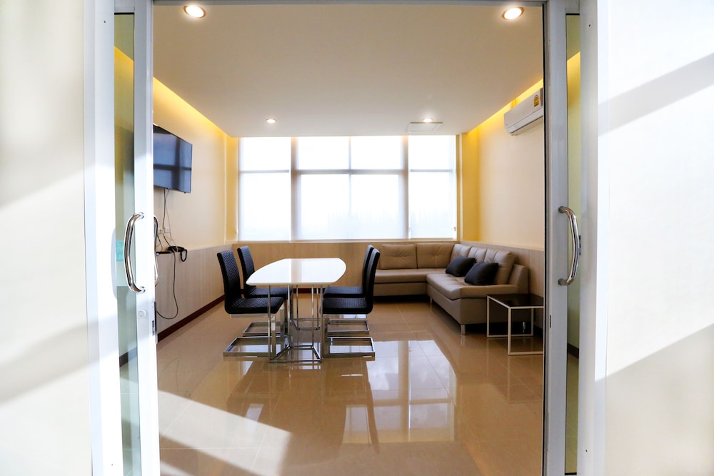 RoomQuest Suvarnabhumi Airport Rom Klao 46/55