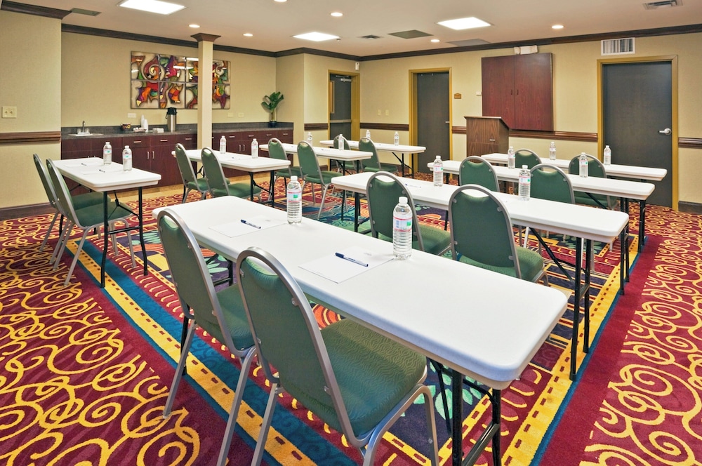 Holiday Inn Express & Suites Birmingham - Inverness 280, an IHG Hotel 69/74