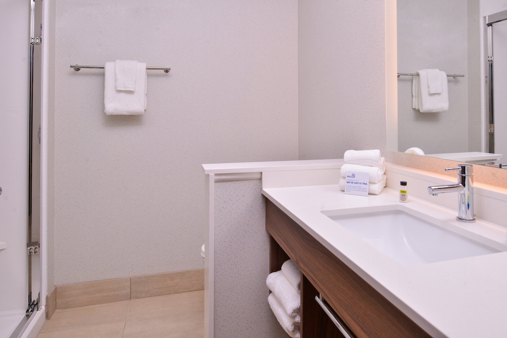 Suite, King Bed, Holiday Inn Express and Suites - Mall of America - MSP Airport 3/4