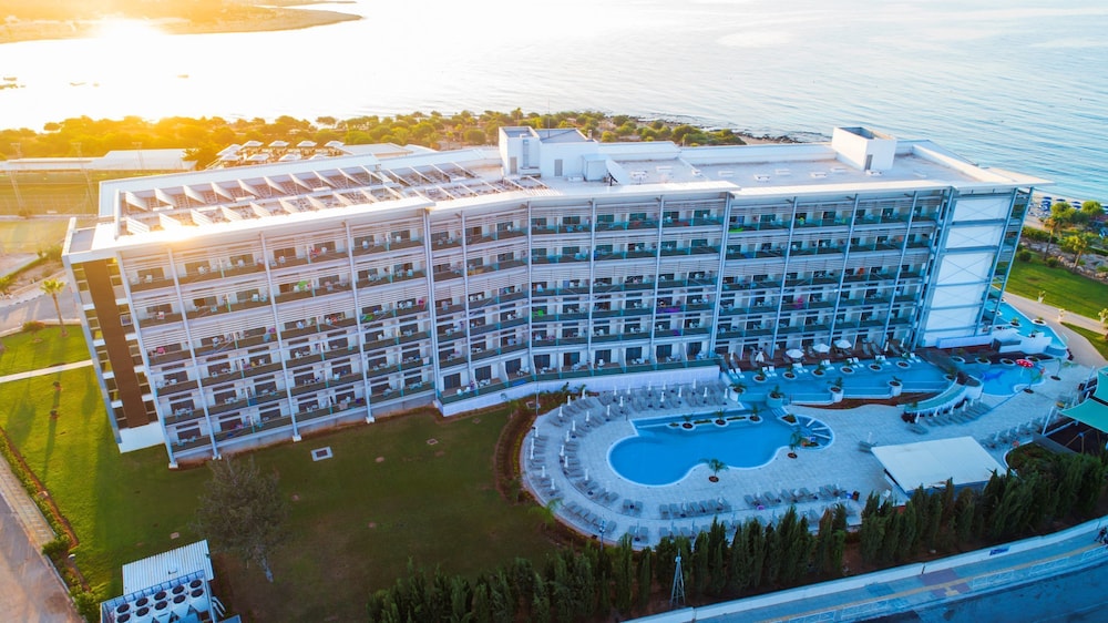 Asterias Beach Hotel 6/62