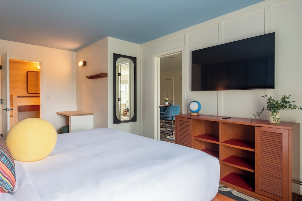 جناح بسرير كينج بغرفة نوم واحدة مع أريكة بجاكوزي بمطبخ صغير، Ogunquit Hotel 3/10
