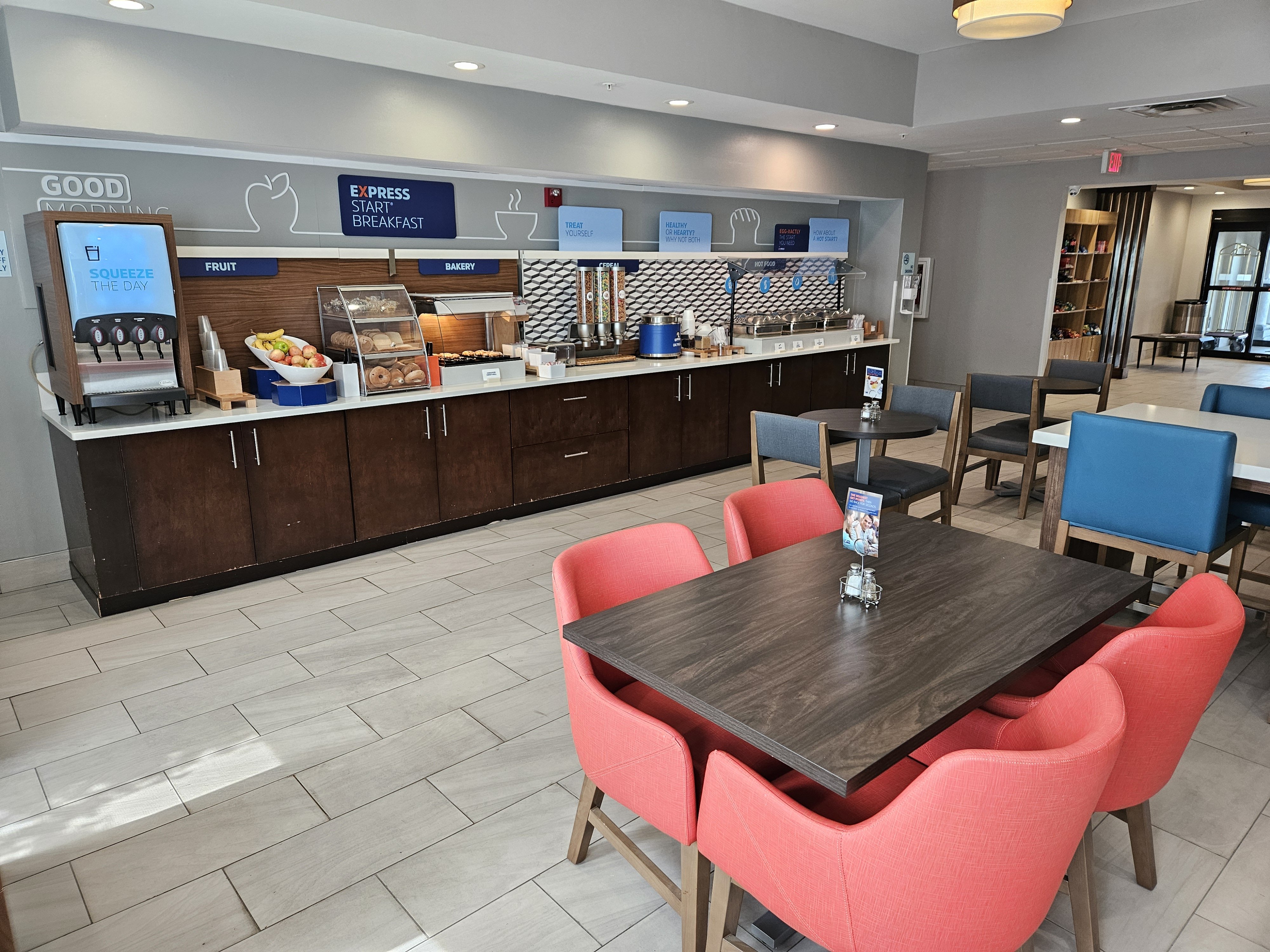 Holiday Inn Express Hotel & Suites Cincinnati-Blue Ash 52/72