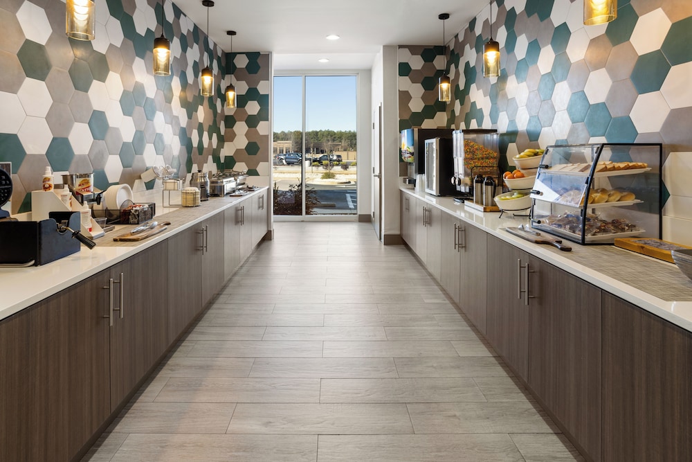 La Quinta Inn & Suites by Wyndham Locust Grove 38/55
