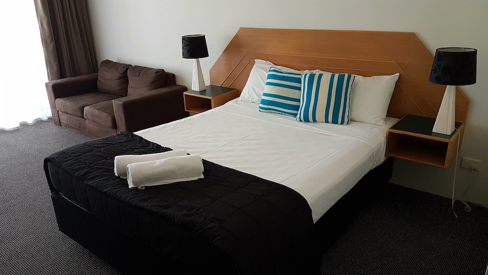 Outrigger Resort 24/76