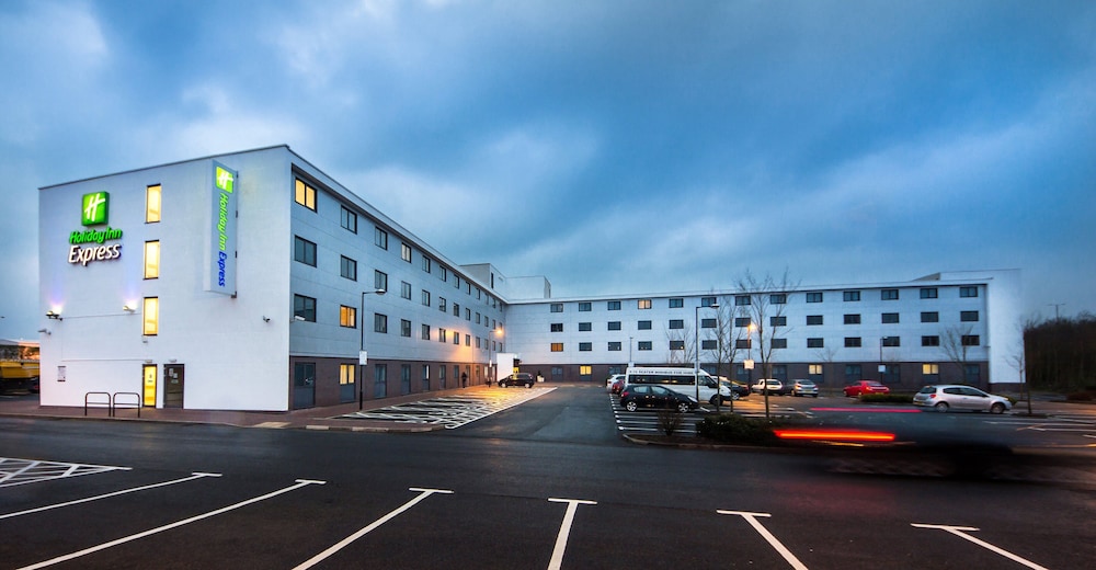 Holiday Inn Express Manchester Airport 67/74
