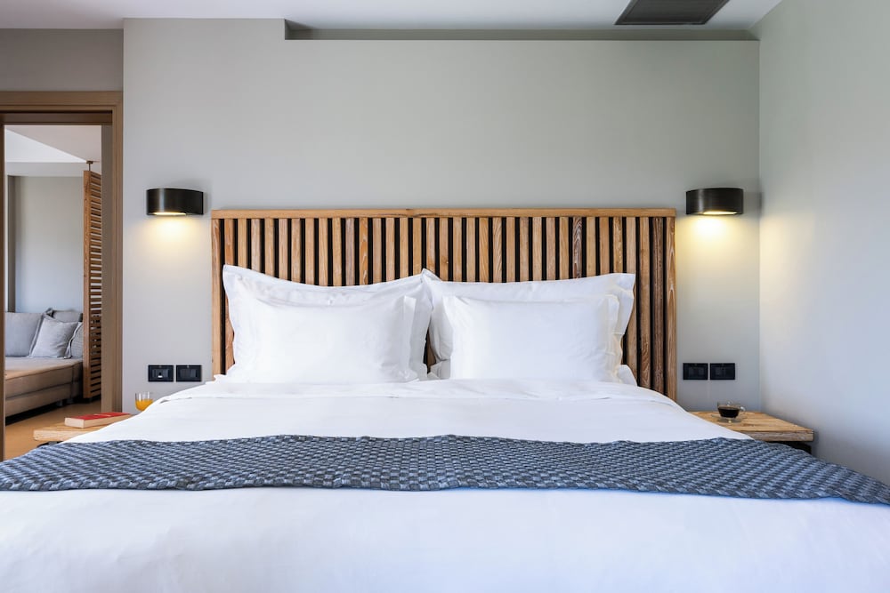 Suite, Double Bed, Garden and Partial Sea View
