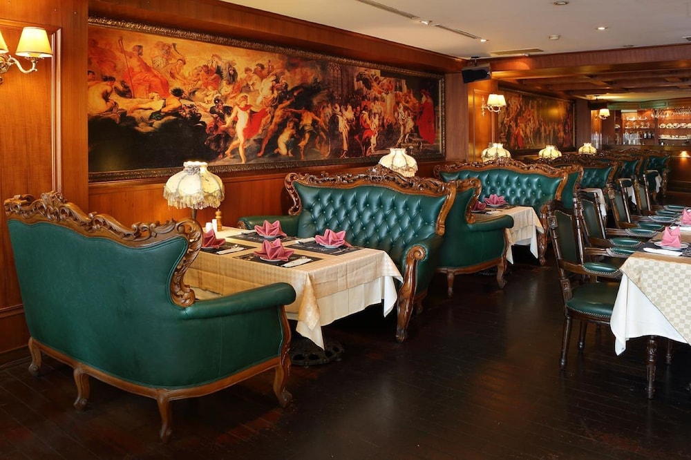 Grand Boss Hotel 34/46