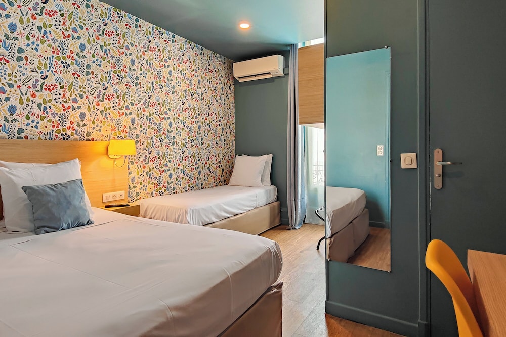 Petite, Family, 1 Double and 1 Single Bed, Courtyard View
