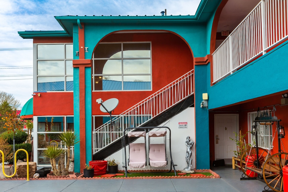 Sandia Peak Inn Old Town ABQ, a Howard Johnson by Wyndham 31/38