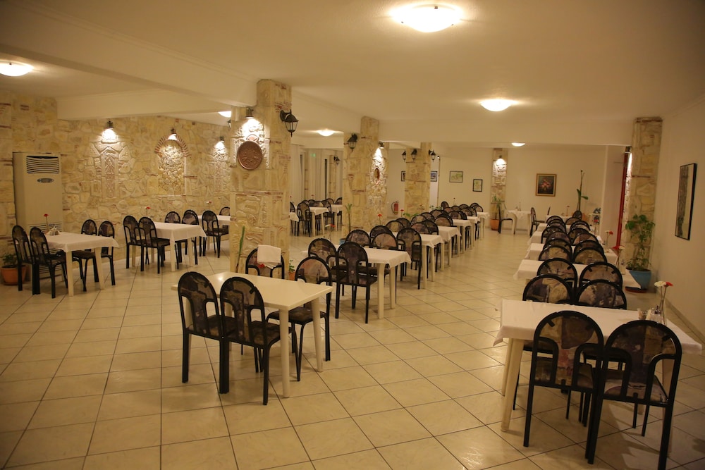 Hilltop Hotel 18/30
