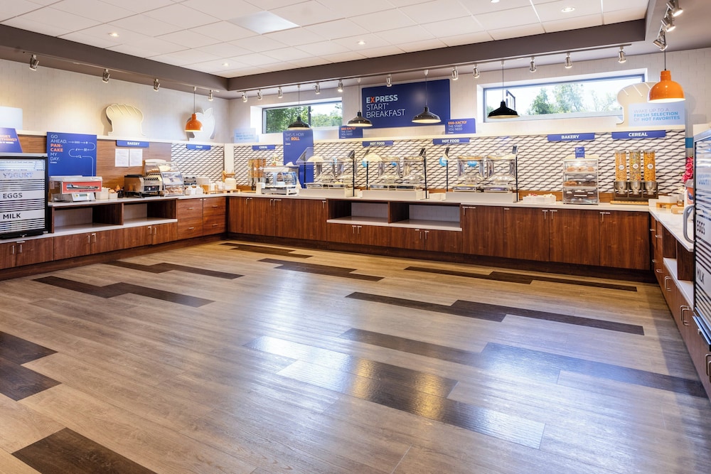 Holiday Inn Express Suites Ft Washington Philadelphia 32/56