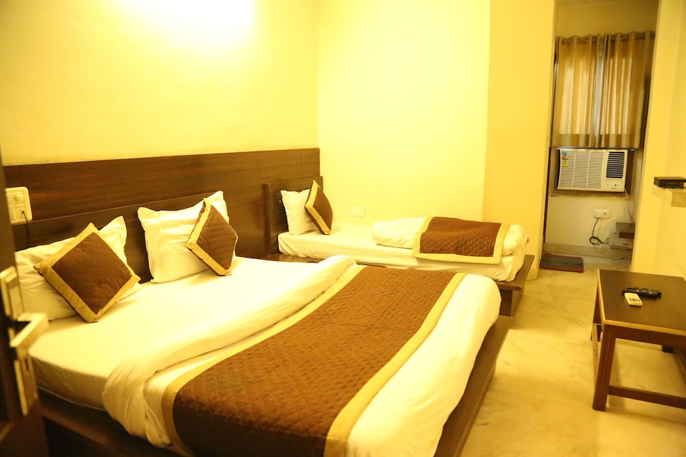 DELUXE, TRIPLE, MULTIPLE BEDS