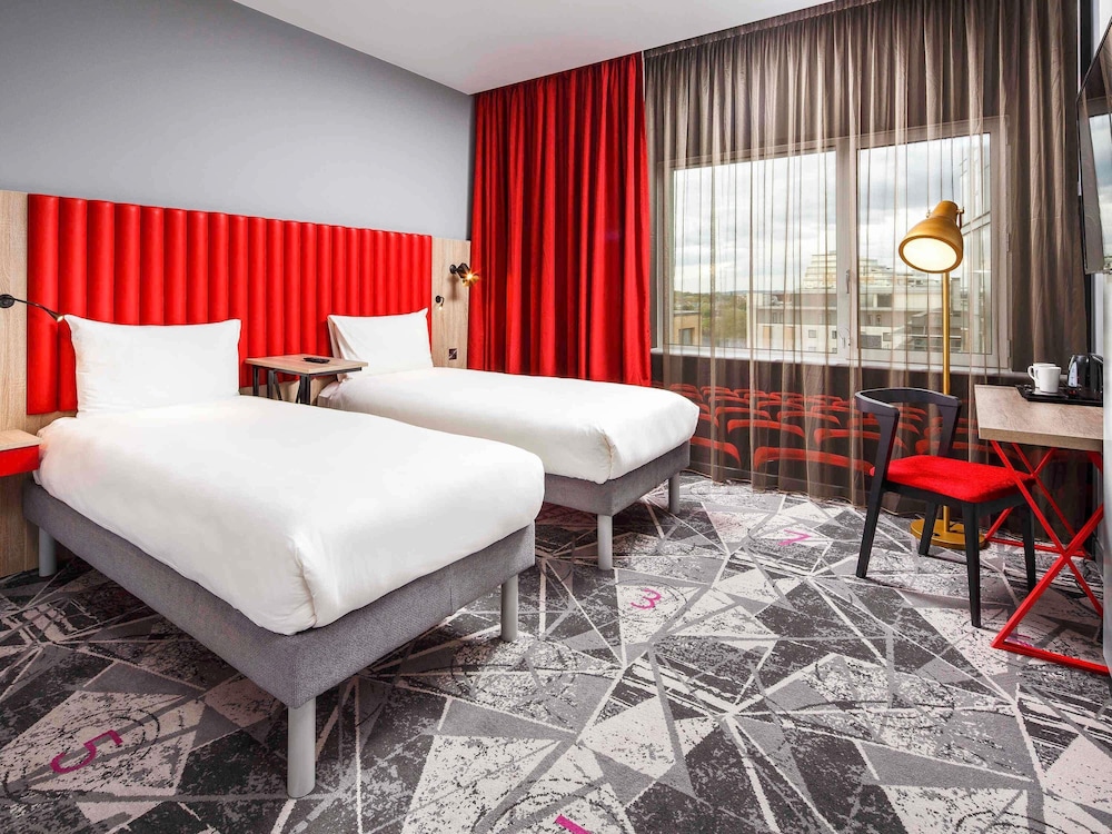 IBIS STYLES LONDON EALING 25/76