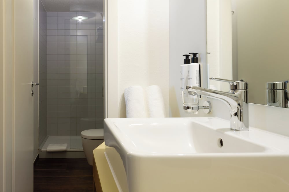 غرفة عائلية بسريرين كوين بحمام خاص، Hotel Schlussel seit 1545 7/8