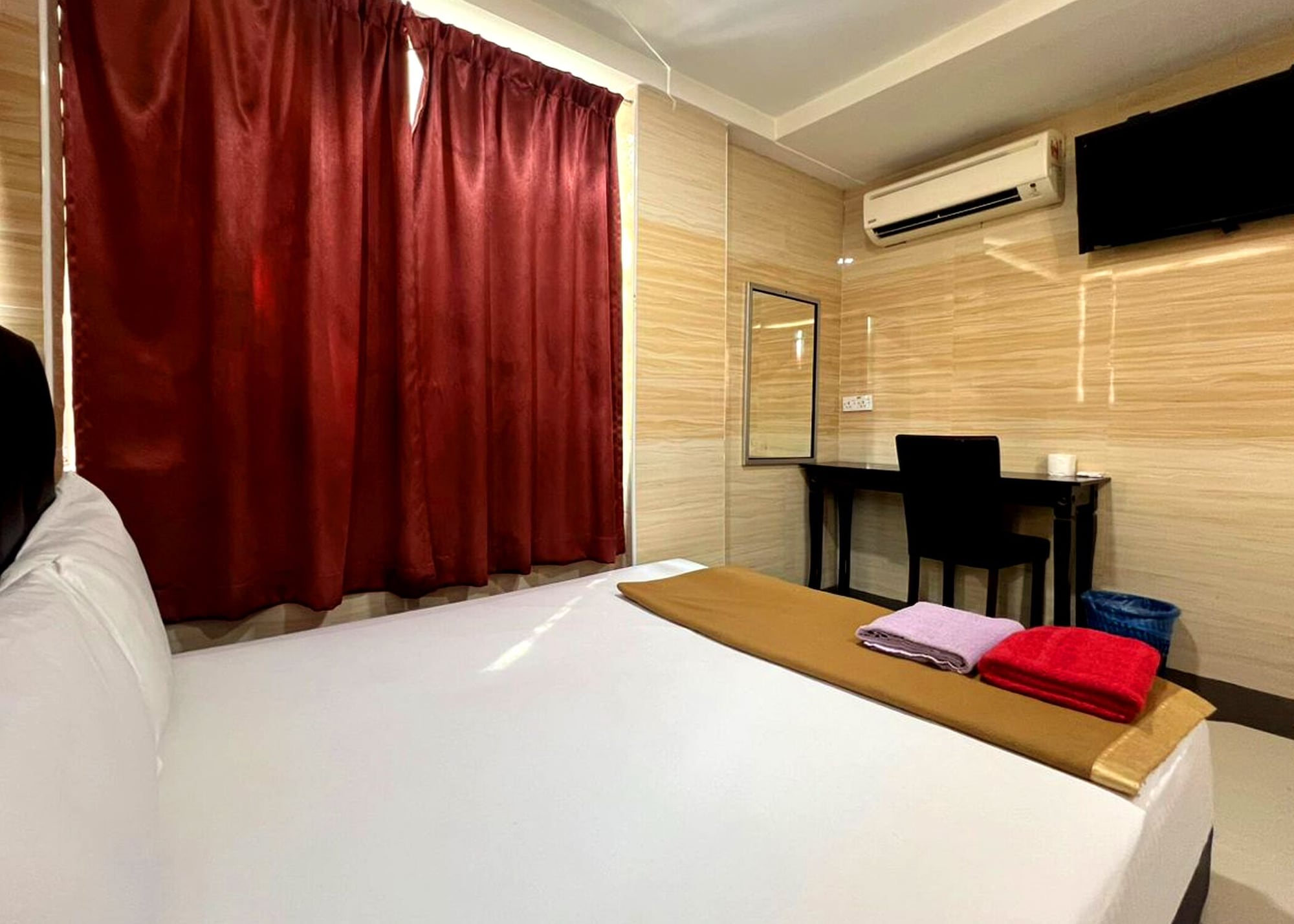 ROOM, DOUBLE BED