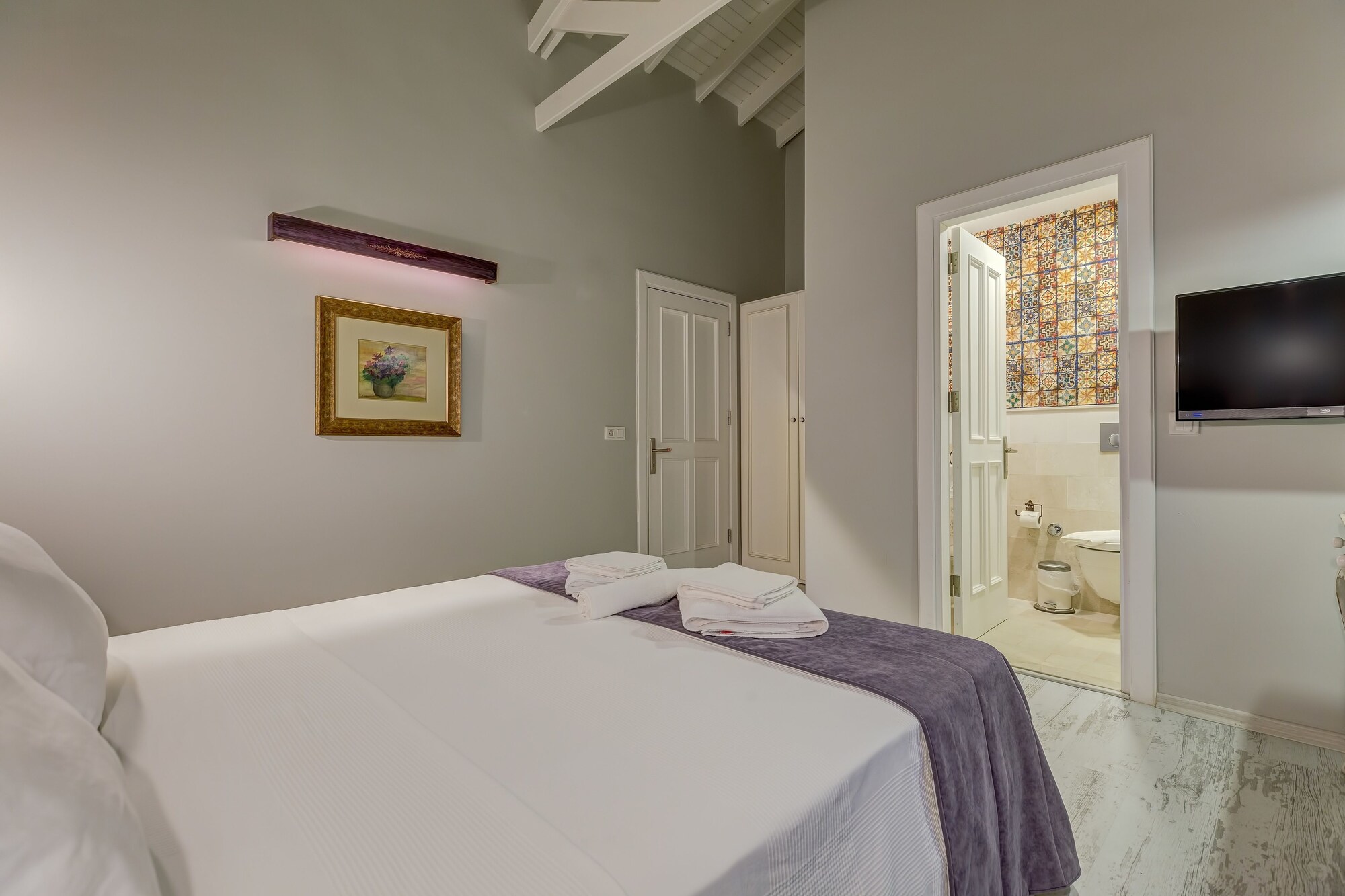 ROOM, DOUBLE BED