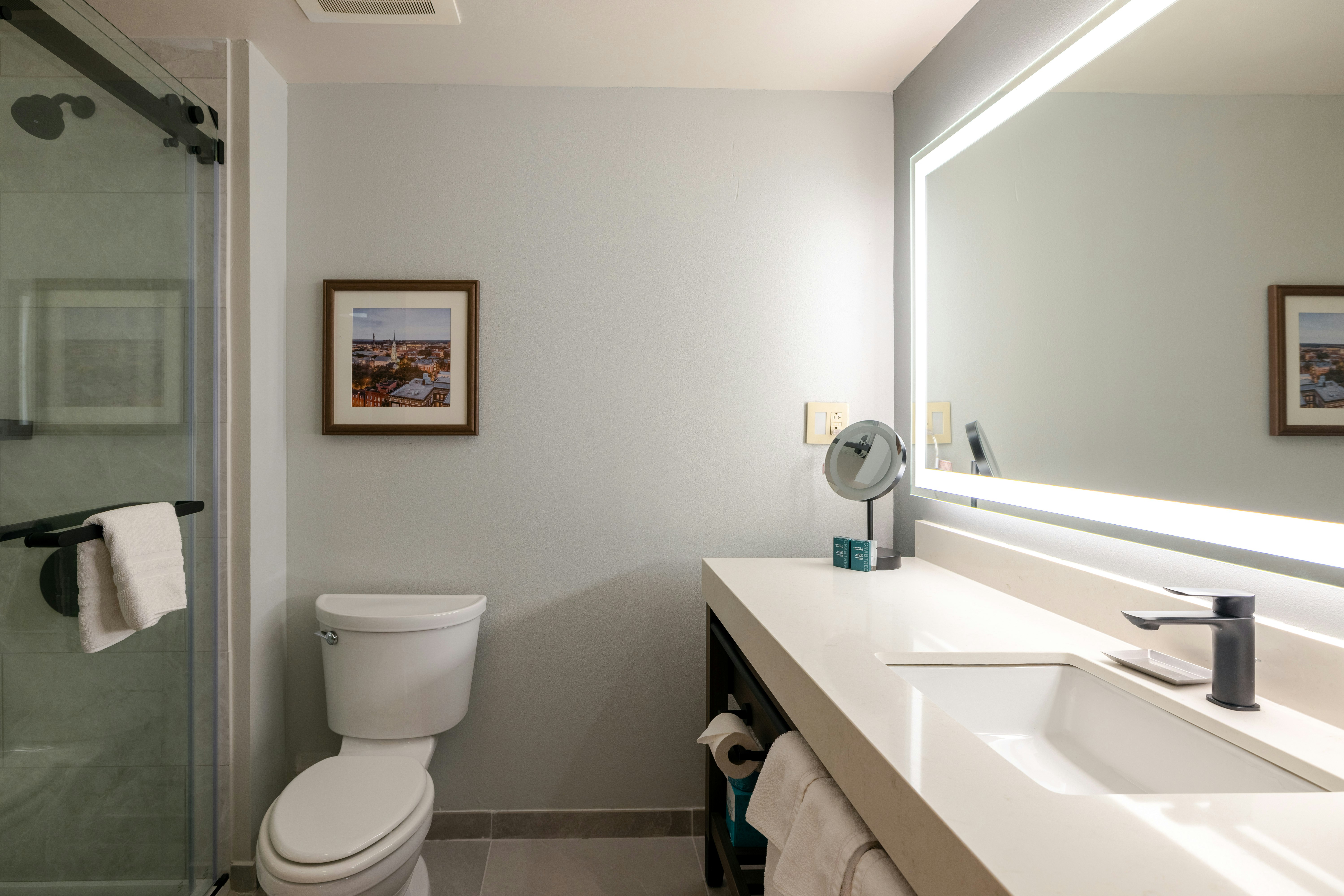 جناح ركني بسرير كينج لذوي الإعاقة، DoubleTree by Hilton Hotel Savannah Airport 6/7
