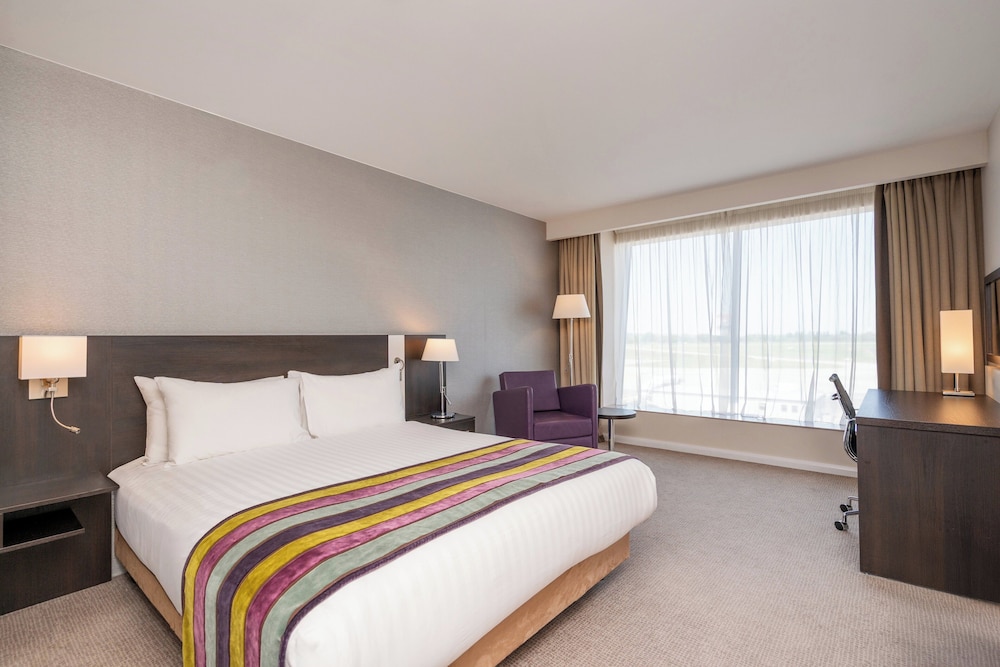 Premium, King Bed, Airport View