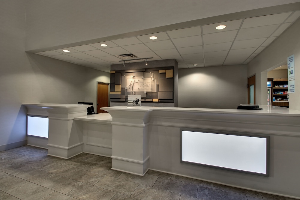 Holiday Inn Express & Suites Chicago North-Waukegan-Gurnee 4/50