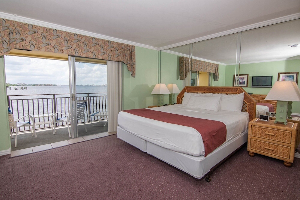 PALM BEACH WATERFRONT SUITES 13/67