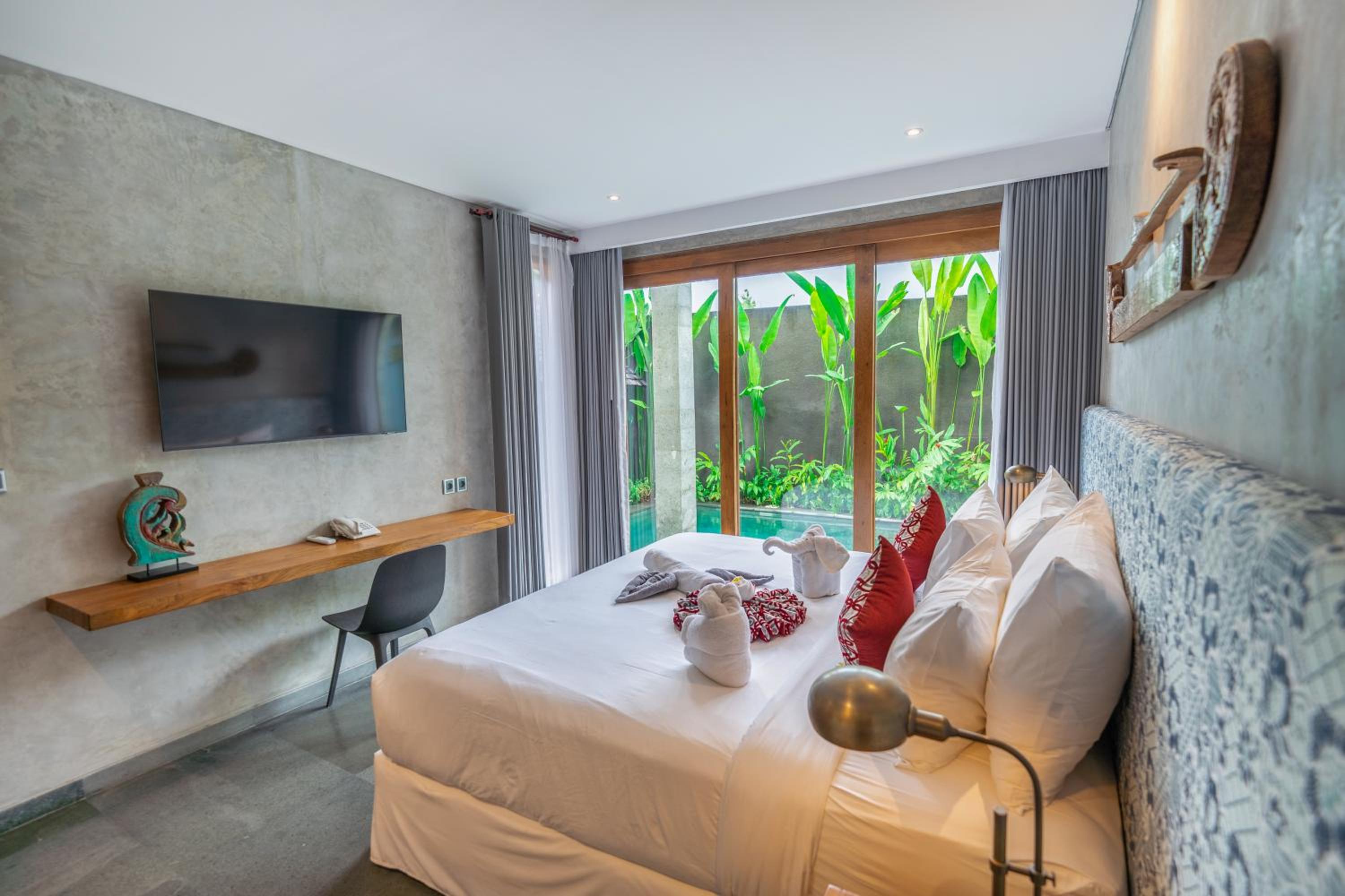Suite, Queen Bed, Pool Access