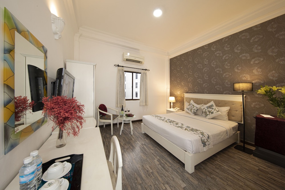 DELUXE, DOUBLE OR TWIN BED