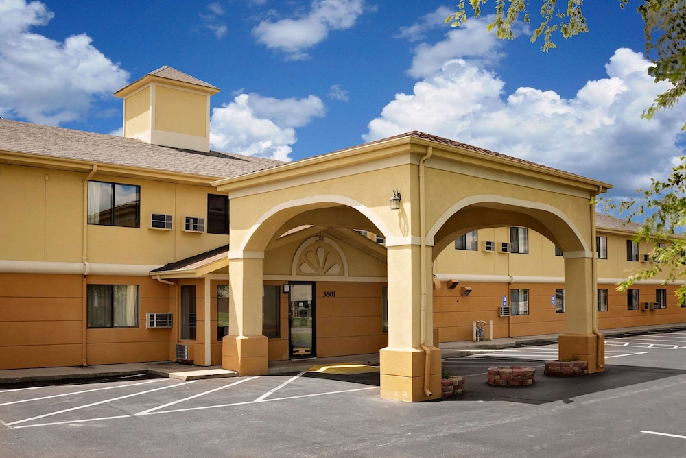 Super 8 by Wyndham Muncie/Ball St. College Area 24/24