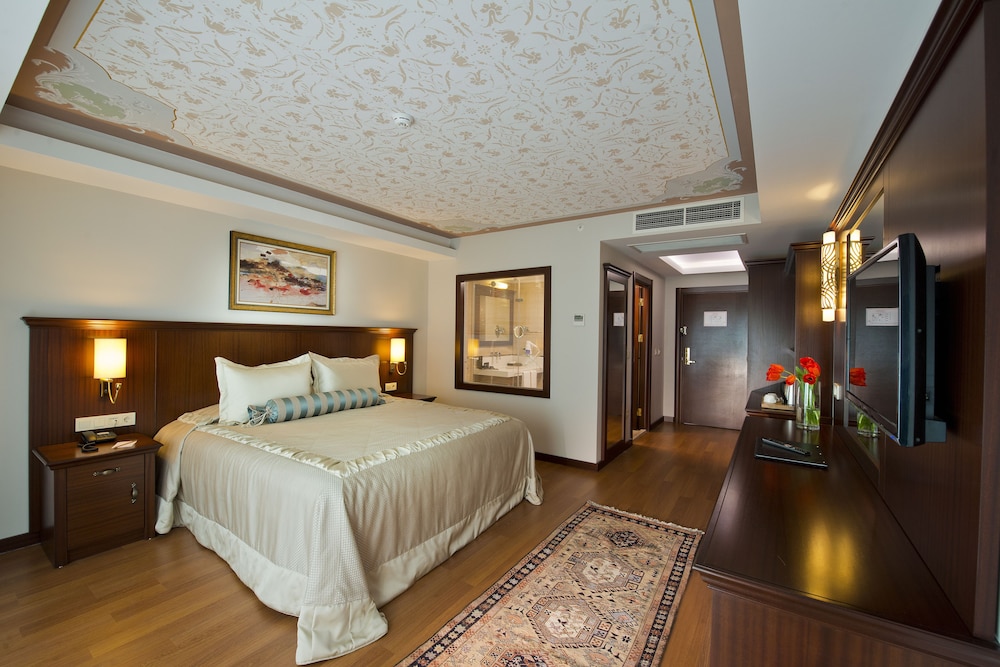 DELUXE, PARTIAL SEA VIEW