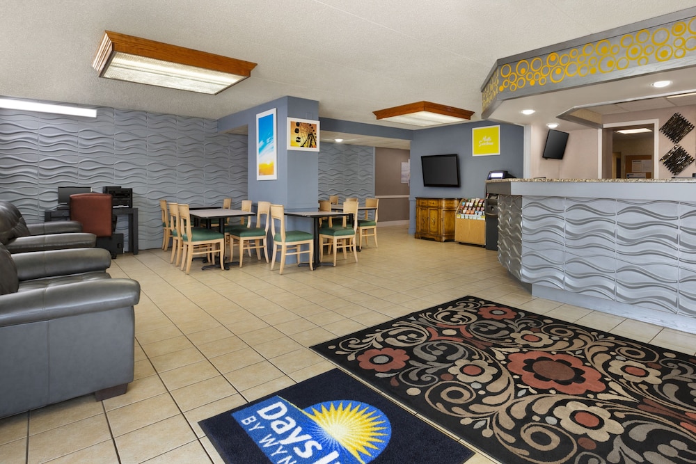 Days Inn & Suites by Wyndham Fort Bragg/Cross Creek Mall 9/41