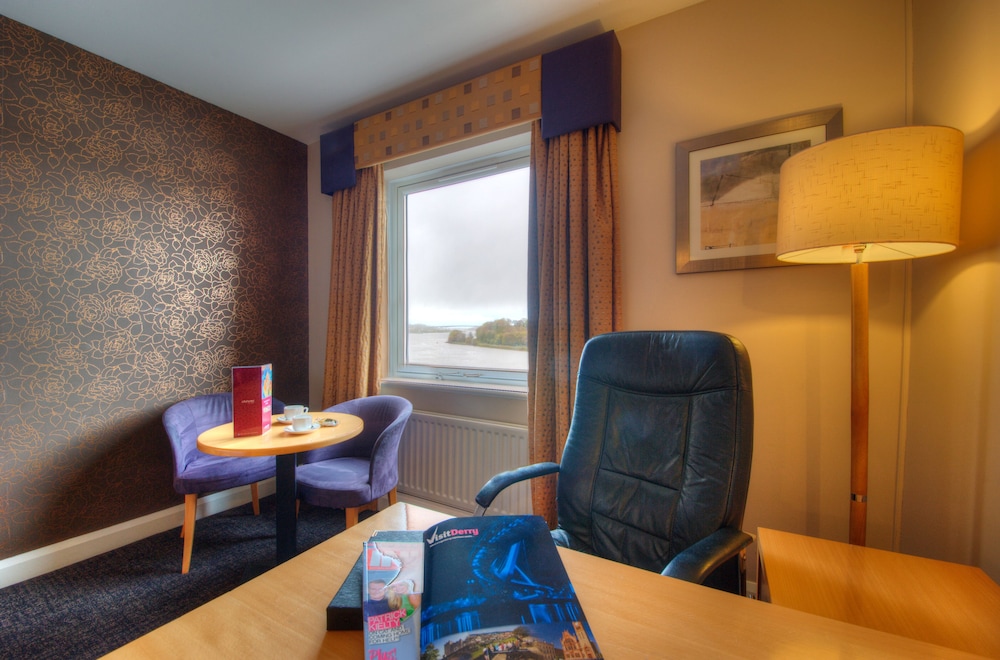 City Hotel Derry 38/68