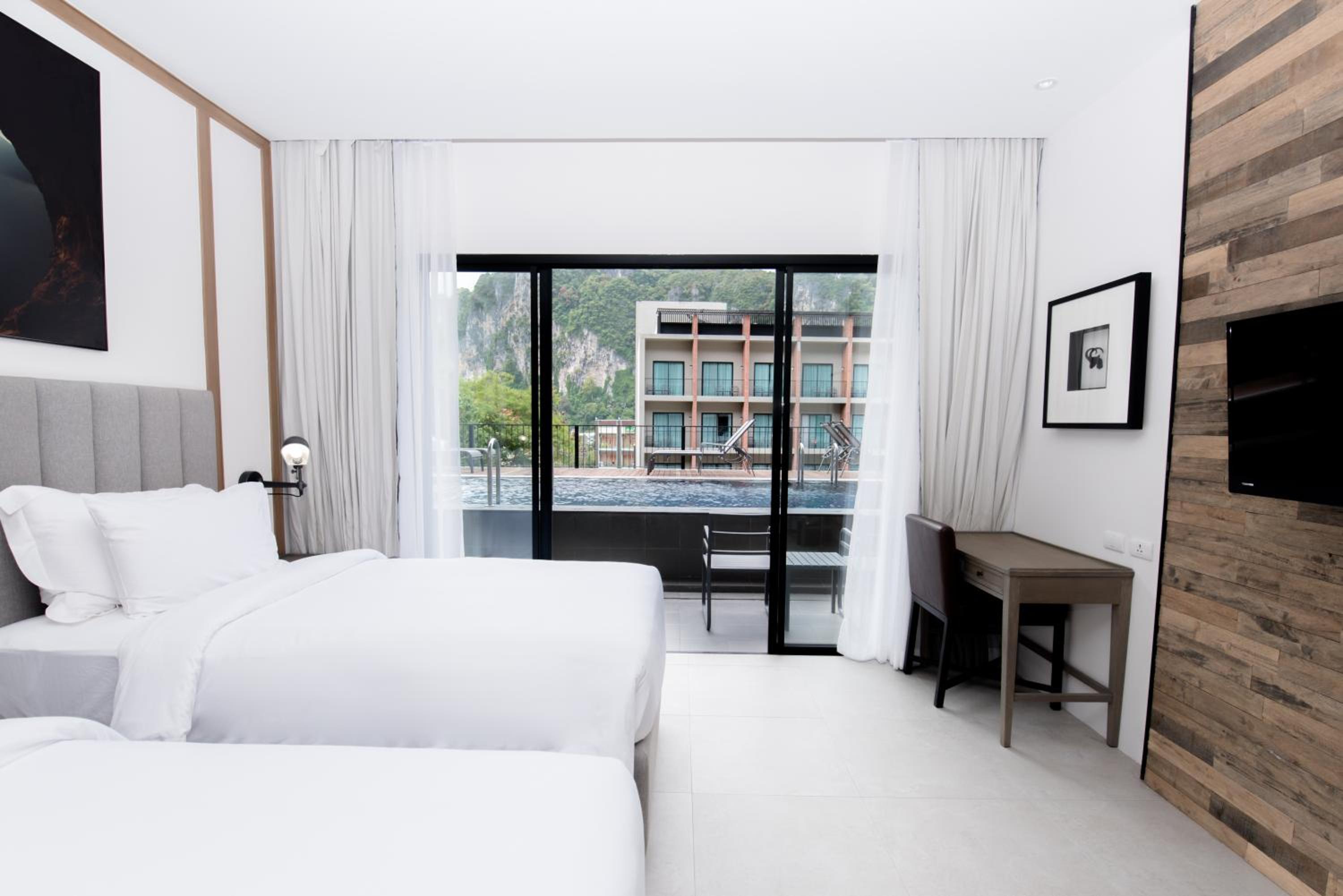 Deluxe, Double or Twin Bed, Pool Access