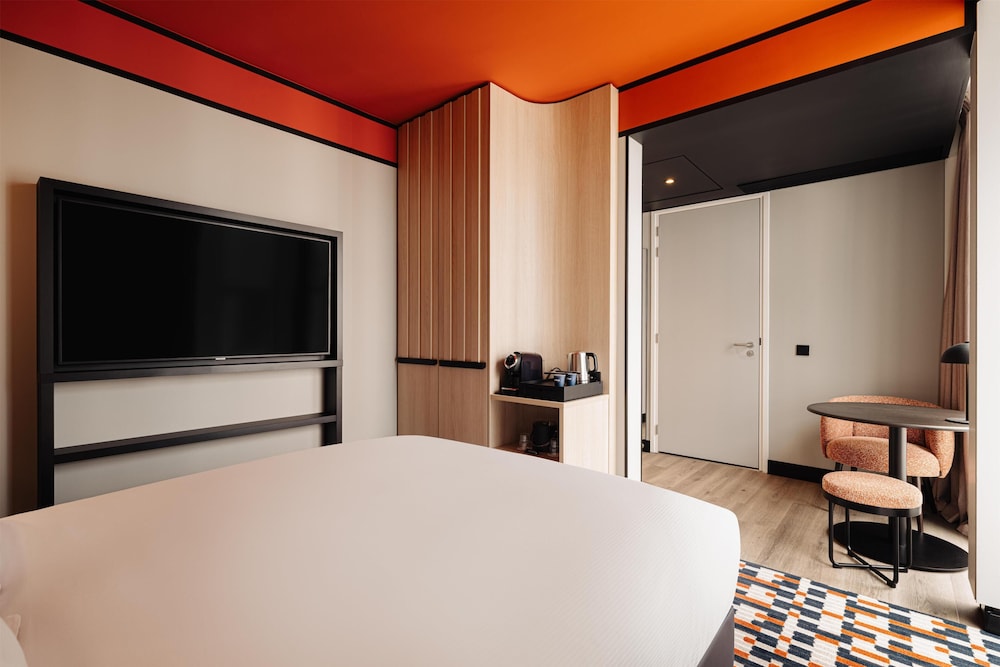 GUEST ROOM, KING BED, COURTYARD VIEW