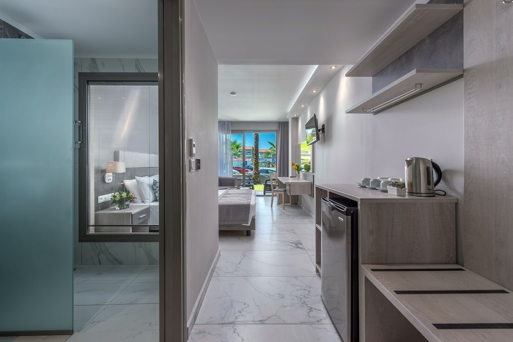Dionysos Hotel Suites 46/68