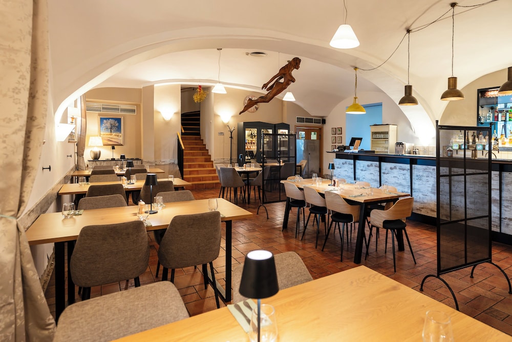Hotel Chvalska Tvrz 54/68