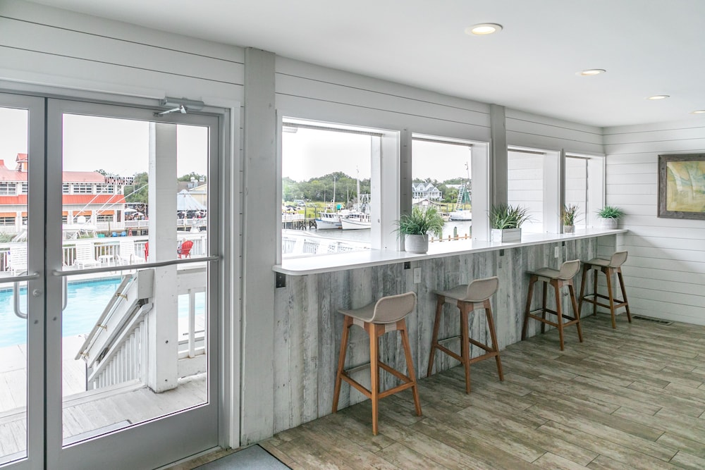 Shem Creek Inn 10/37