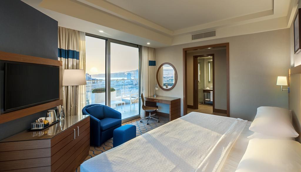 غرفة بسرير كينج بإطلالة على البحر، Four Points By Sheraton Izmir 2/4