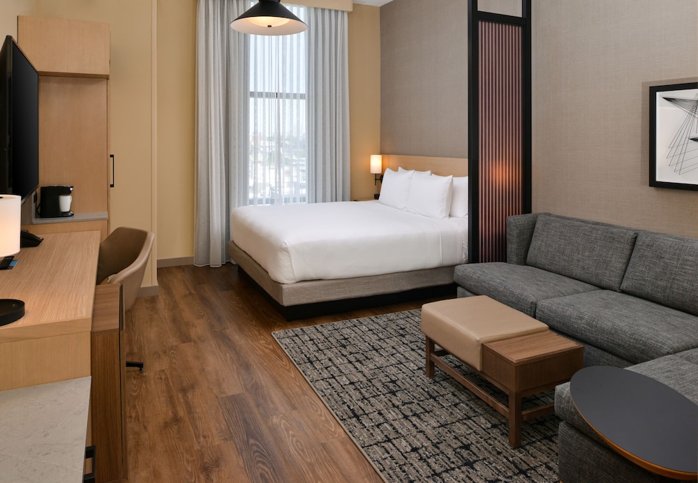 Avenue, King Bed, Sofa, Corner, Hyatt Place Chicago Wicker Park 2/3