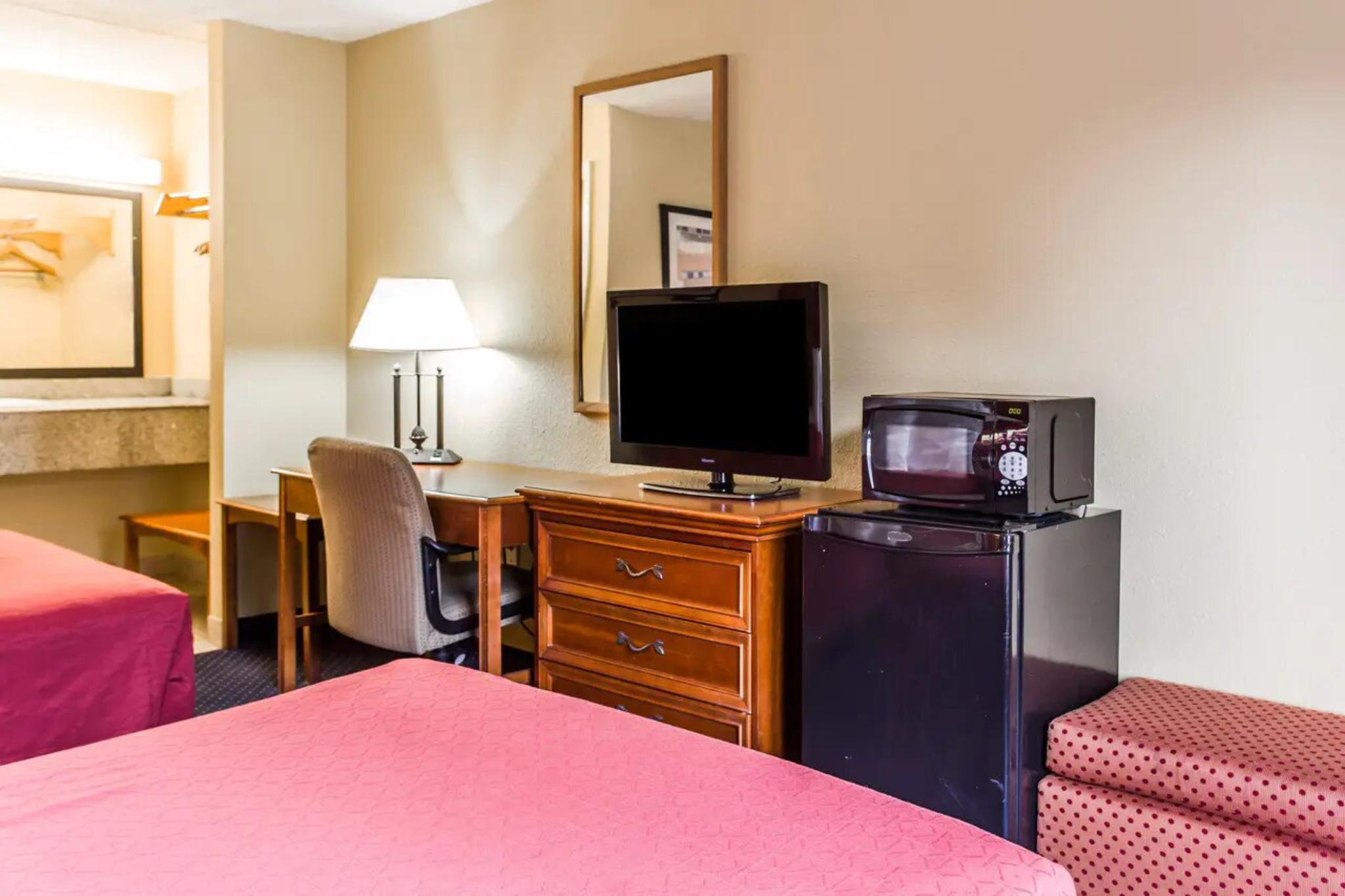 EFFICIENCY, 2 DOUBLE BEDS, SMOKING